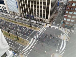 【大阪心斎橋】校舎前にたくさんのランナーが！？😳