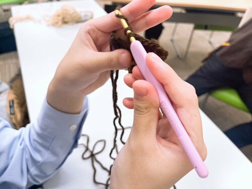 （スクーリング）【なんば】編み物部誕生⁉　家庭科の授業でみんなで編み物🧶🪡